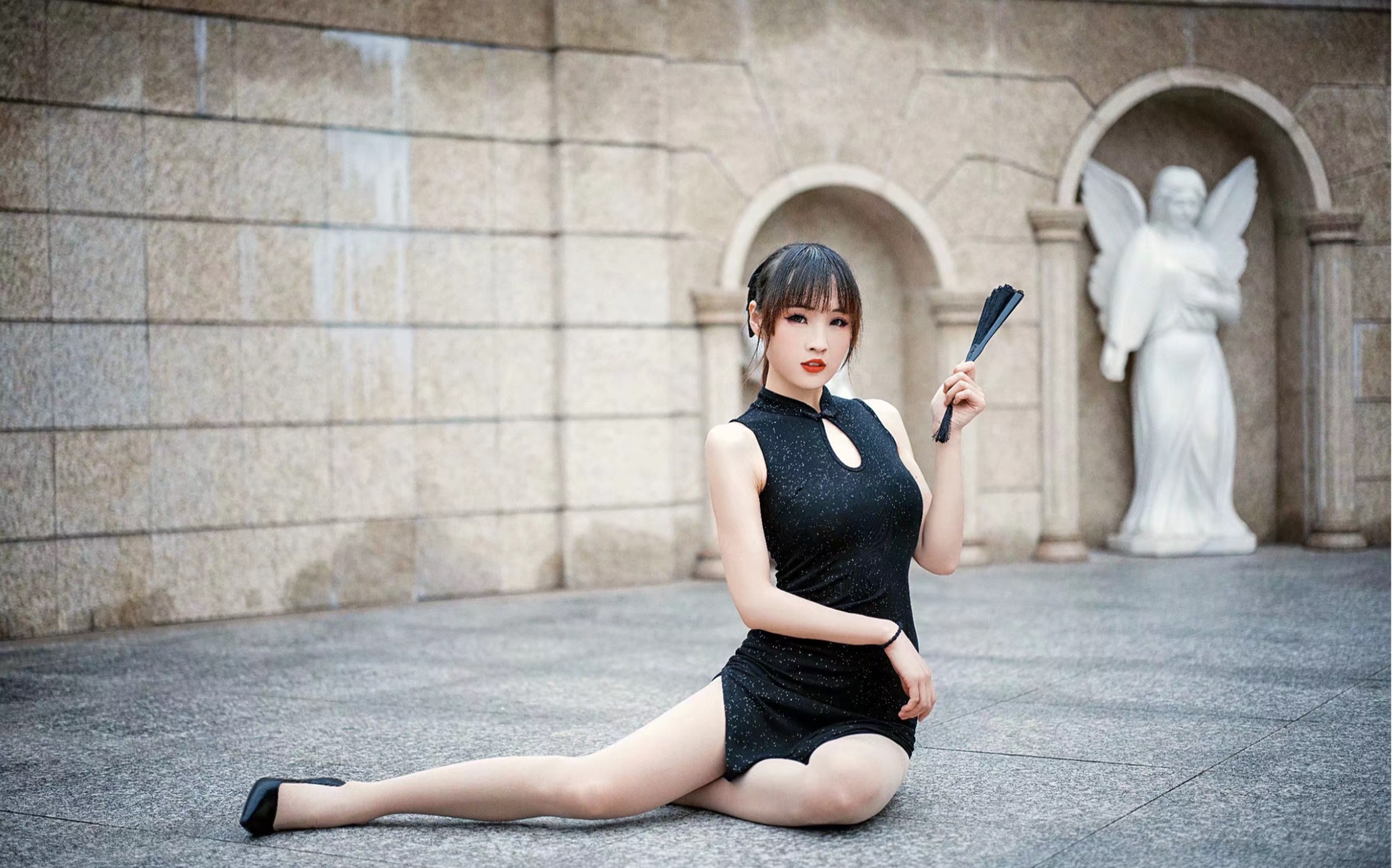 巫小萤严正花招待扇子旗袍舞