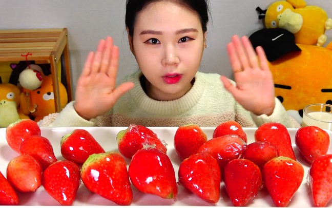 fran卡妹吃播冰糖葫芦草莓和zachchoi吃播四个汉堡包