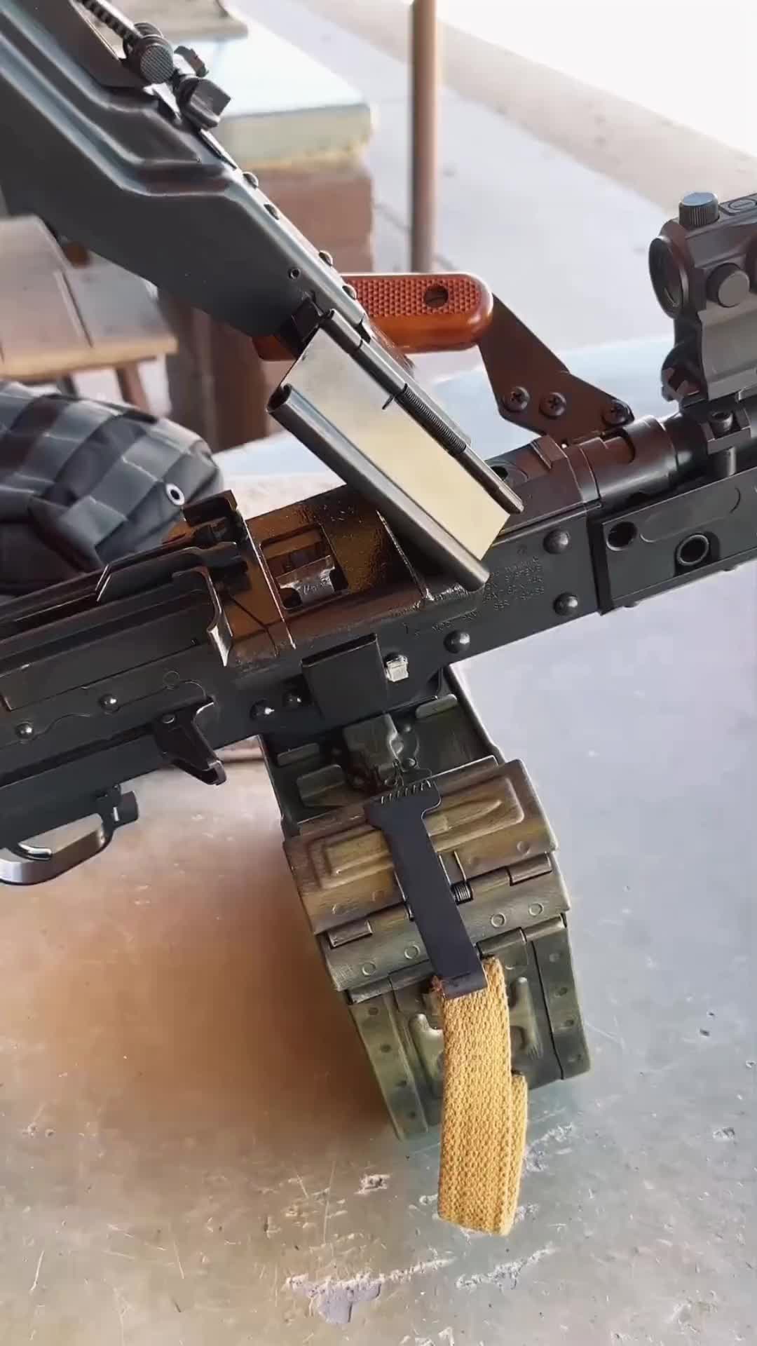 和平精英同款pkm机枪 在游戏里确实不好用#国外合法拍摄国内请勿模仿