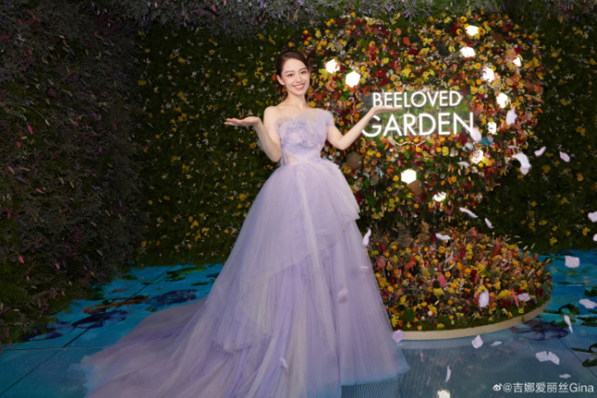 郎朗娇妻吉娜晒最新美照,着紫色纱裙宛如公主,肩颈线绝美无比