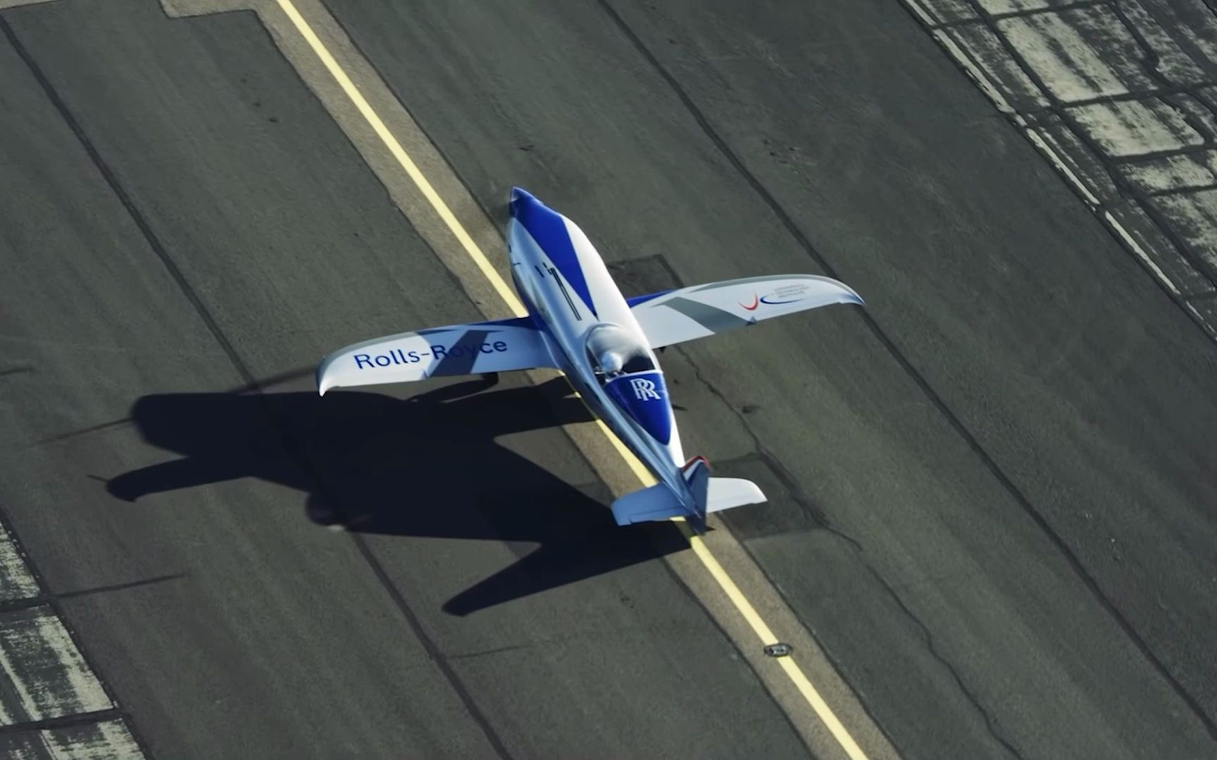 【rolls-royce】世界上最快的载人电动飞机首飞