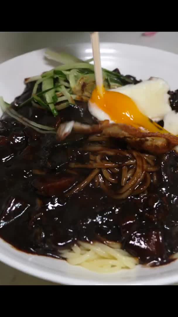 黑暗料理,黑色炸酱面