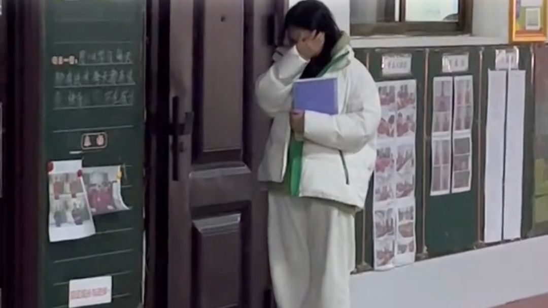 班主任休产假被家长投诉，“老师一定要生孩子吗？”举报零成本，沟通高成本，家校信任正在被消耗
