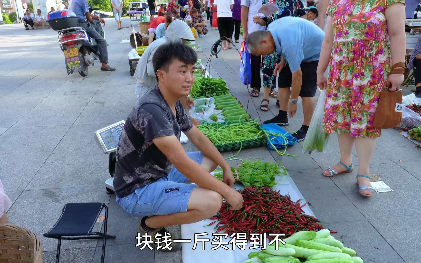 [图]徐三娃早起卖菜，生意火爆忙的不可开交，小开心被迫营业很是郁闷