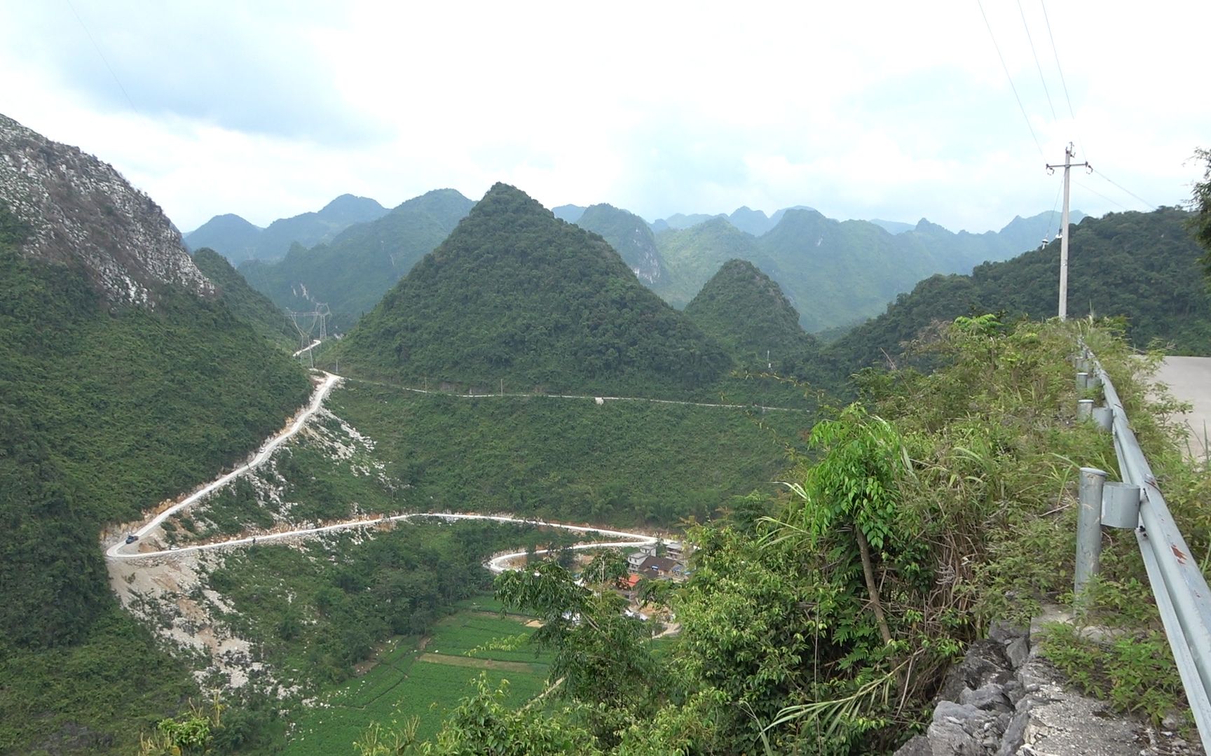 小豔實拍廣西大山,國家投資開發這些險峻的山路,真是太偉大了