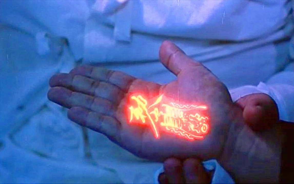 捉鬼大师:大师在徒弟手上画了一道符,见人就握手,要是鬼就现原形