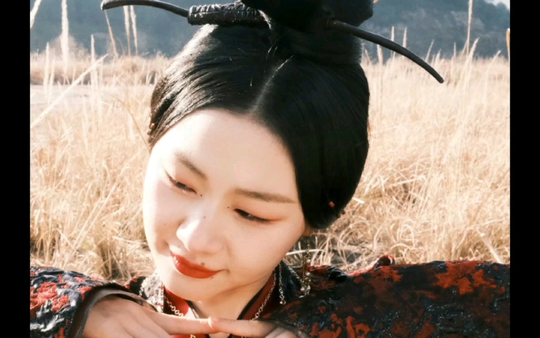 在《ai》这部影片中,金靖通过细节化的演绎,将每一个阶段的"傅小小"都