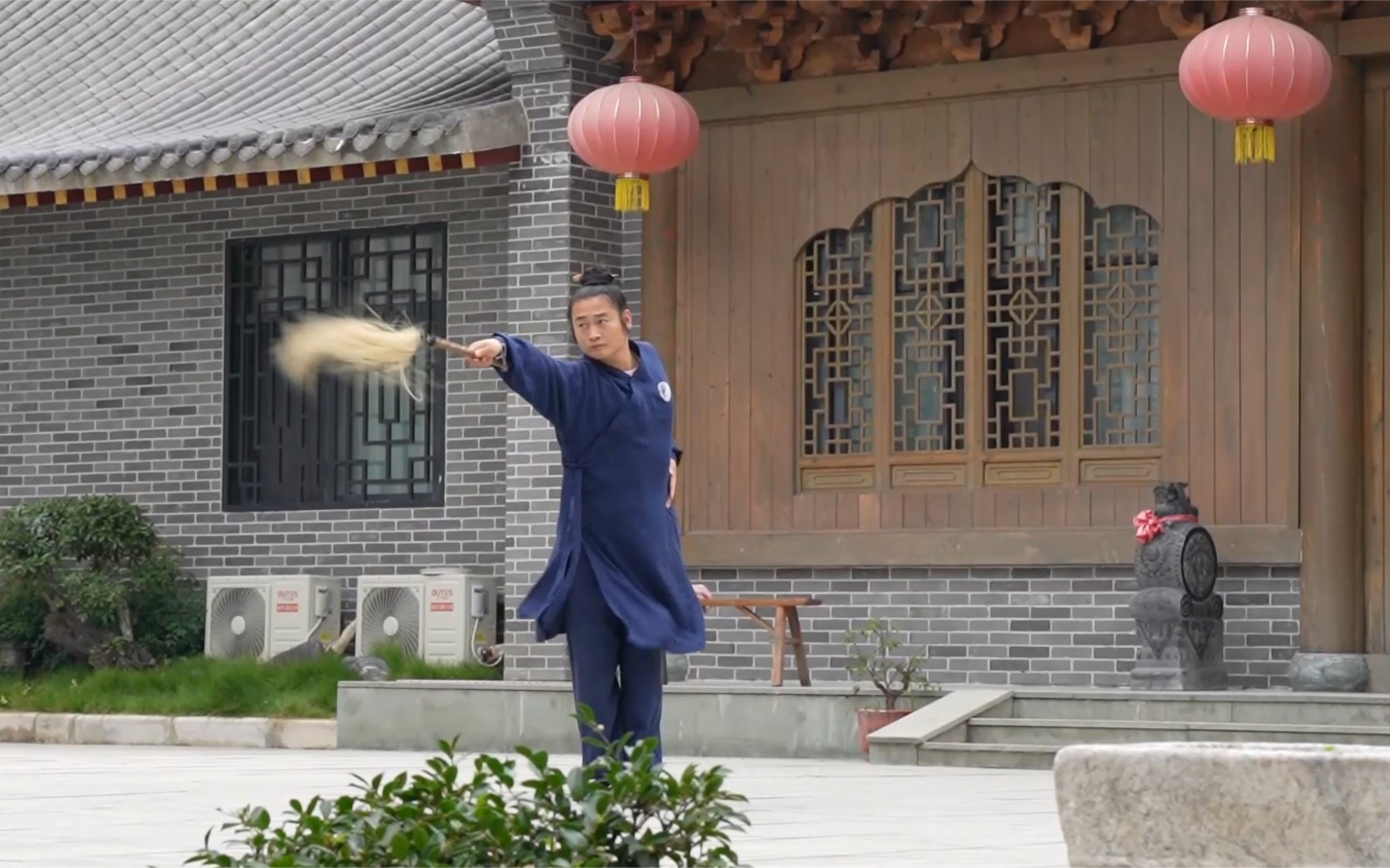 手拿拂尘,不是凡人