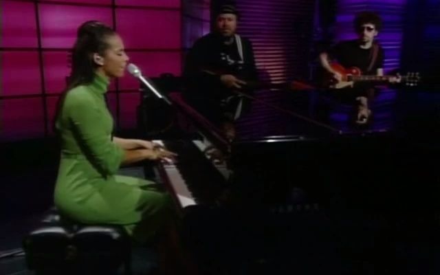 [图]【超女】Alicia Keys - Superwoman (Live 2008 Regis! & Kelly)