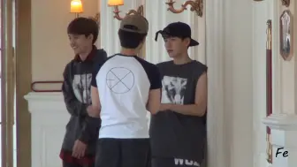 Télécharger la video: 130603 EXO 长沙酒店 物料拍摄 FOCUS D.O. (BAEK)