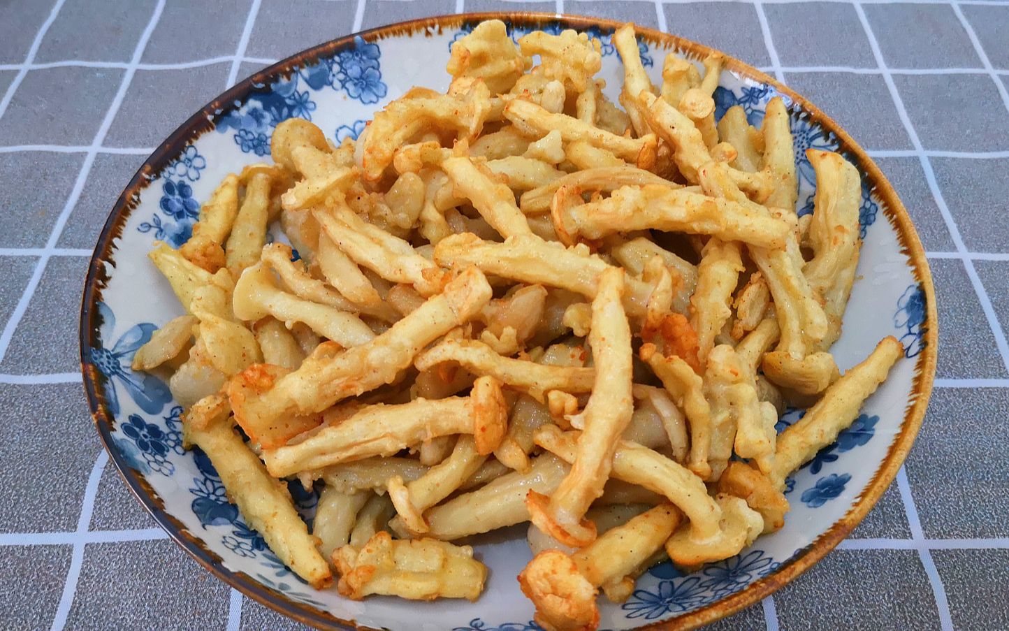 白玉菇这做法火了,外皮焦香酥脆内里鲜嫩,学会了可以做零食吃!