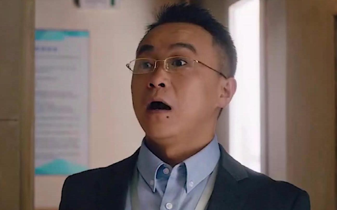 半个喜剧：领导得知下属身份后的变脸速度，真的现实绝了
