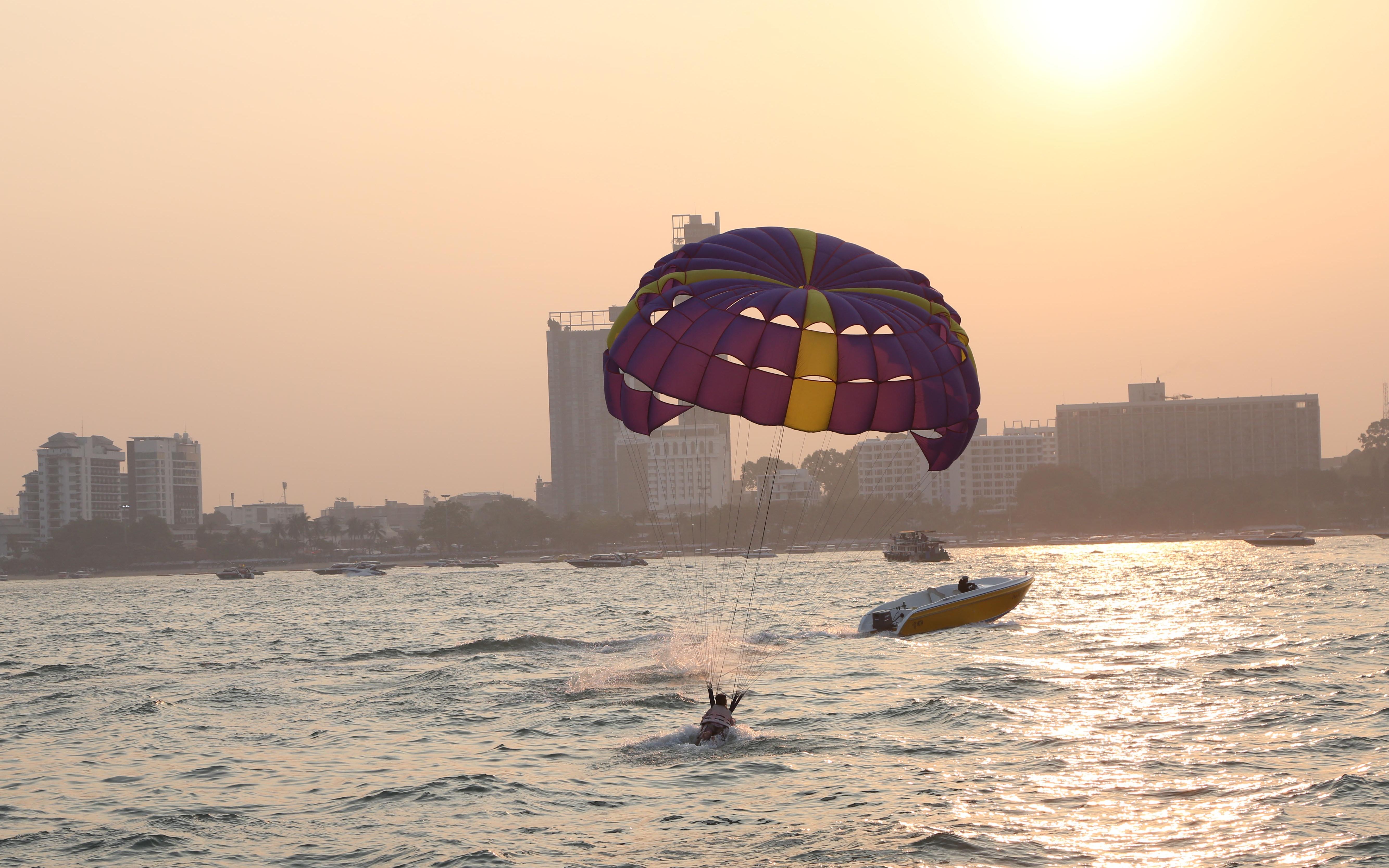 芭提雅水上运动 滑翔伞 摩托艇 浮泳 金沙岛碧海蓝天
