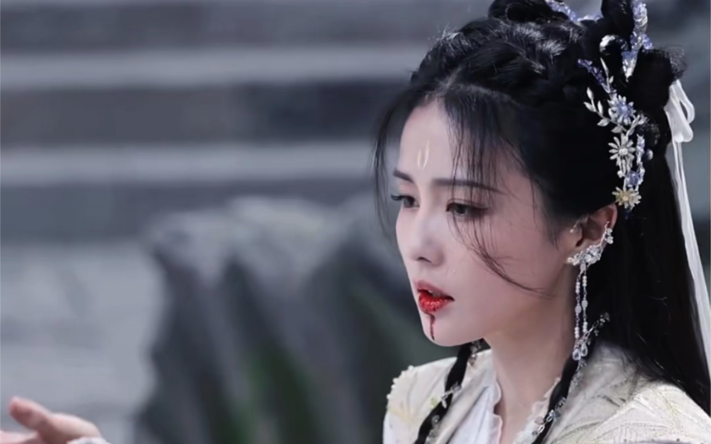 白鹿黎苏苏的破碎感真的很强,战损真的爱了,虐吧虐吧越吐血越好