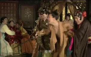 Télécharger la video: 哮喘女头顶竹竿郎，好男儿剑指老狐母。详解2010版新红楼梦与原著不符之处-43（变生不测凤姐泼醋 喜出望外平儿理妆）