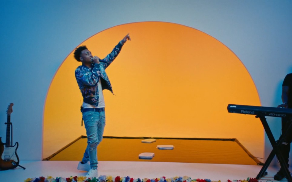 luh kel线上直播演唱会,演唱了专辑《l.o.v.e》