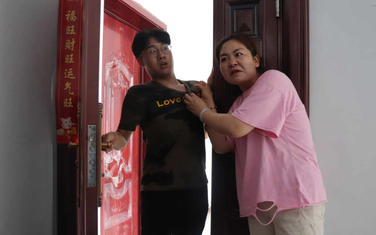 光棍欠寡妇的钱不还寡妇上门要债的方式绝了看完笑的肚子疼