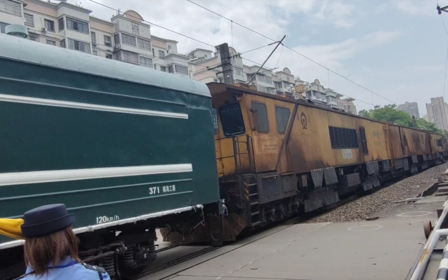 pgm48j型工程机械hxd1c0544牵引57063次路用列车通过三化道口