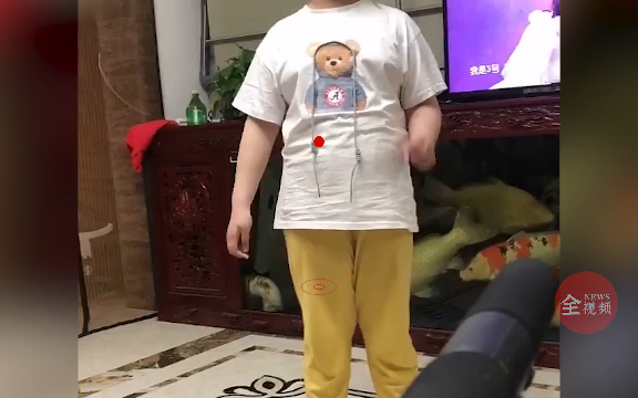 小女孩跳猩猩舞表情非常丰富