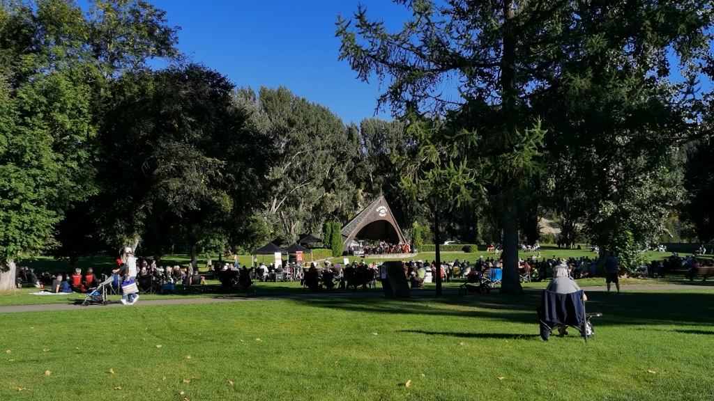 加拿大夏天公园里有好多这样的活动.演唱会,演讲,游乐聚会,等等.