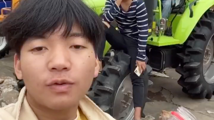 扛把子看拖拉机