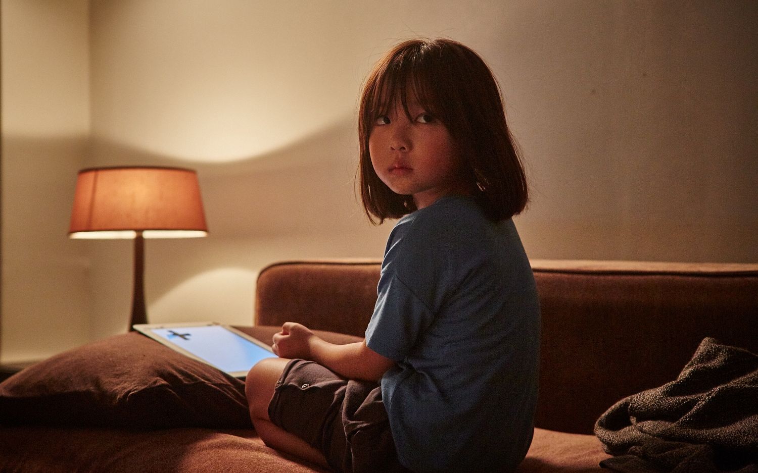 父亲将女儿塞进缸中,作为贡品,企图唤醒传说中的镜仙!惊悚电影