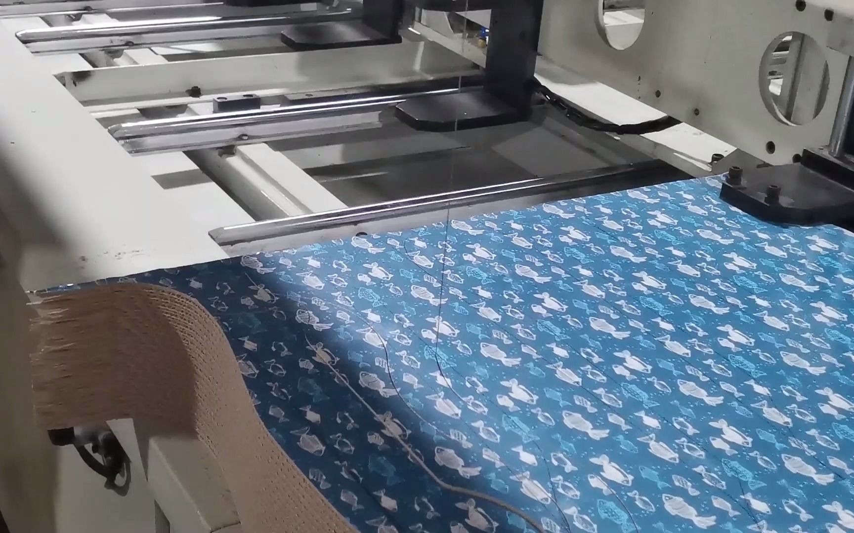 猫抓板工厂用猫抓板设备生产猫爪板的实拍视频_哔哩哔哩 (゜-゜)つロ