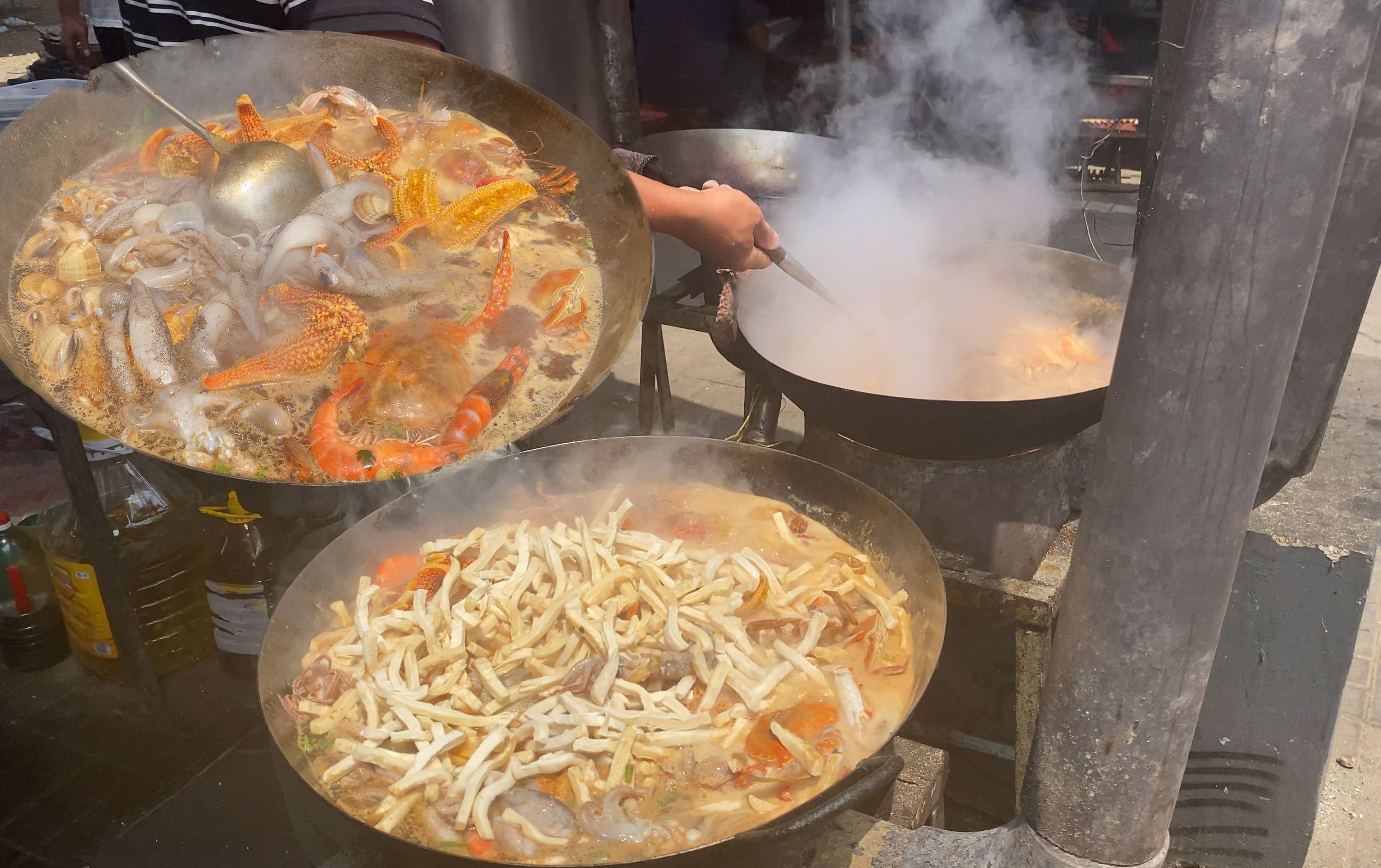 泊里大集非遗美食海鲜烩饼,满满一锅五人份75元,生意火爆