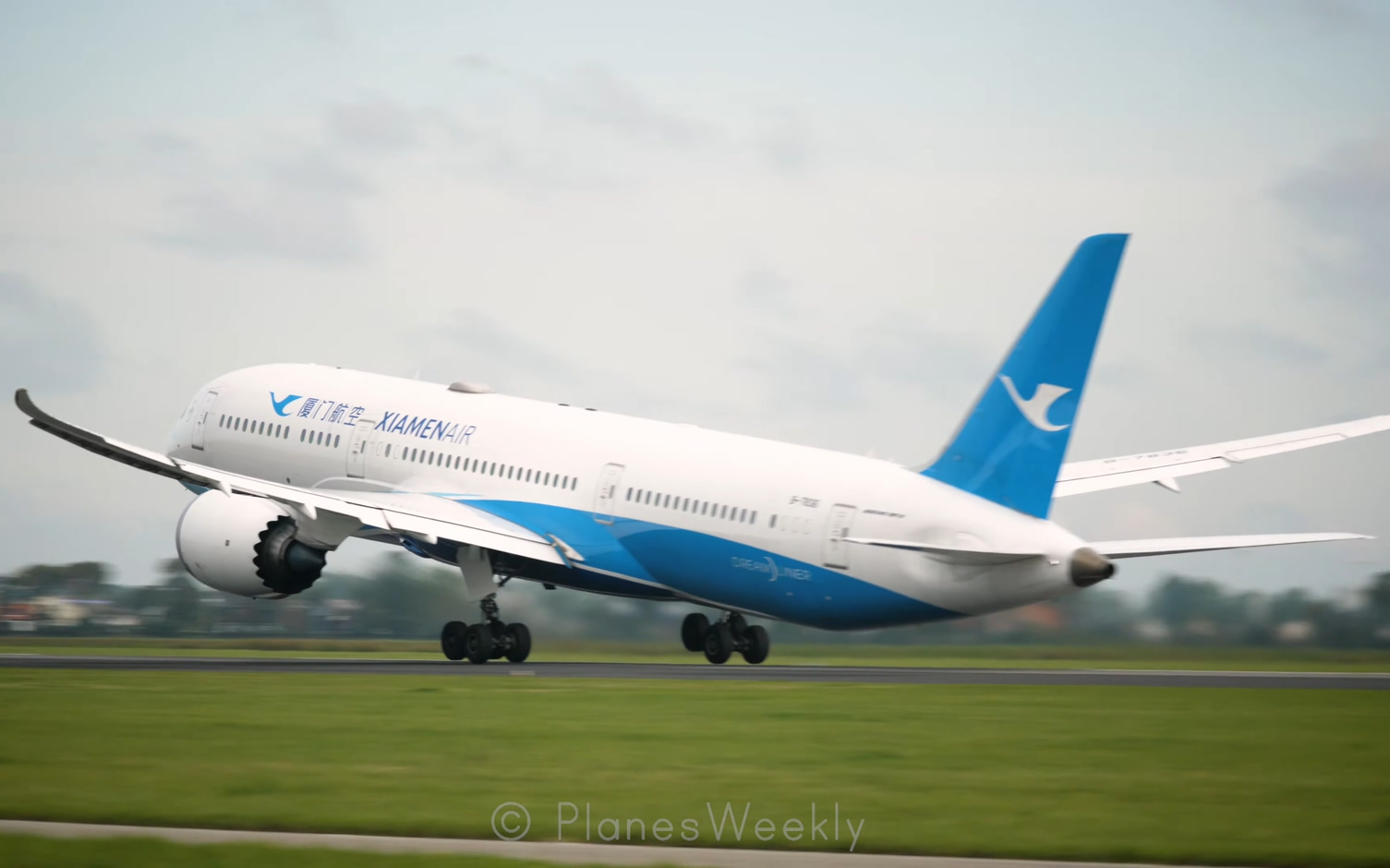 厦门航空波音787梦幻客机从阿姆斯特丹史基浦机场起飞