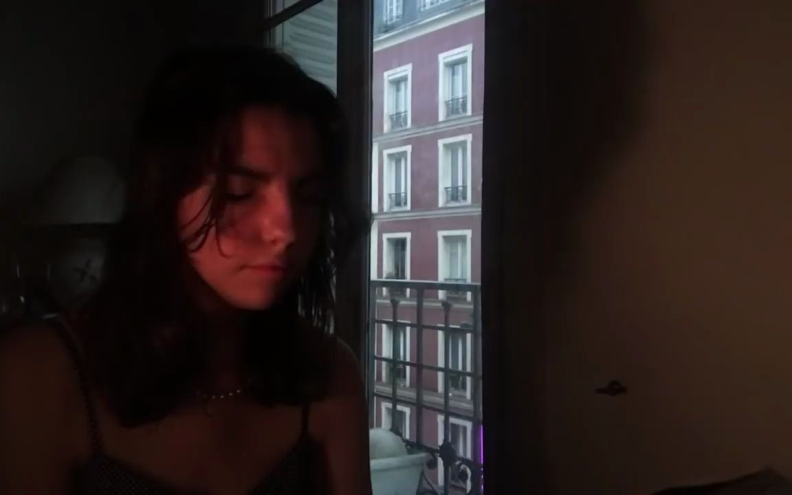 [图]a french girl singing je te laisserai des mots while it's raining :')