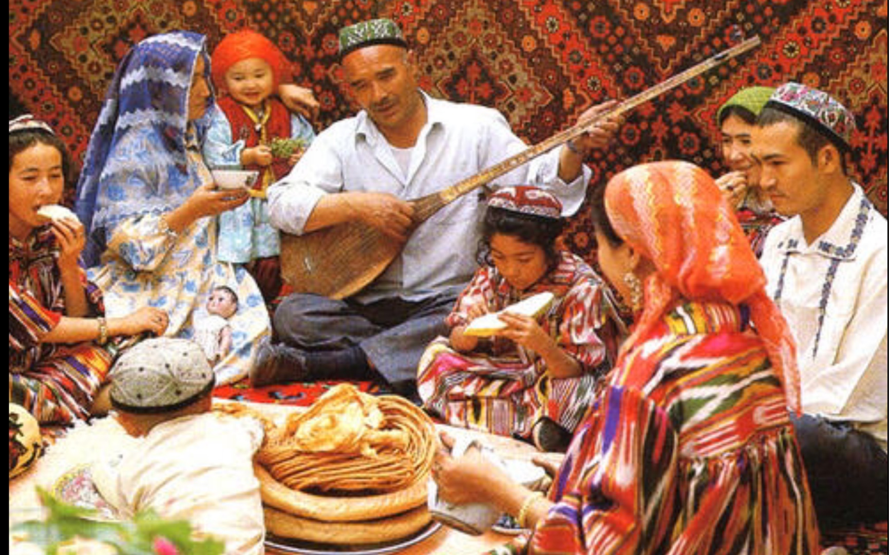 即兴伴奏举杯祝贺乌孜别克族民歌感受新疆的风味吧