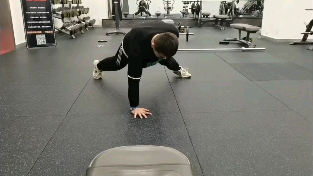 单手俯卧撑