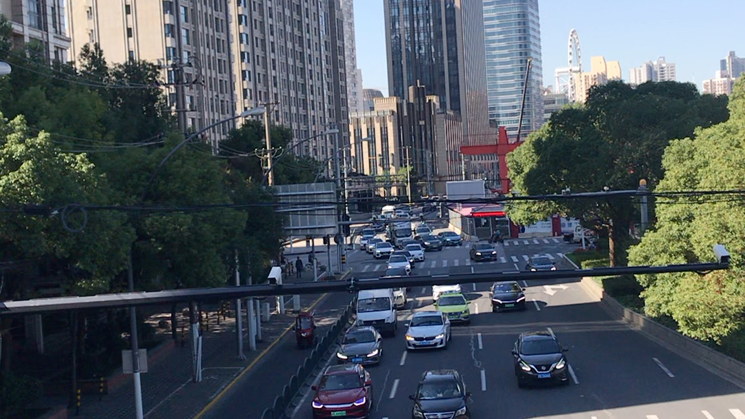 上海街景(拍摄于静安区,海宁路,东向西)