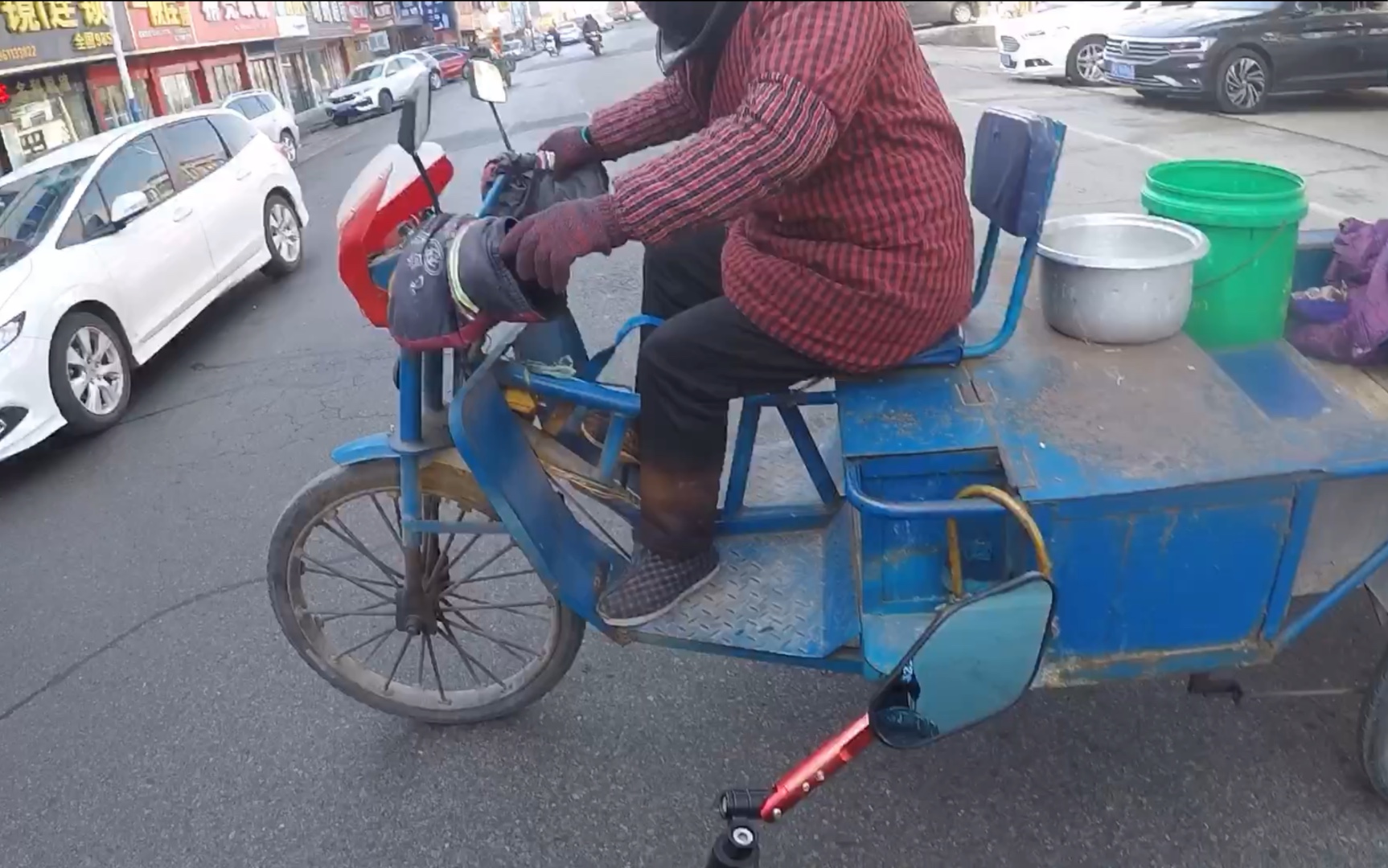 騎車遇到把馬路當自家客廳的老太太會怎麼樣