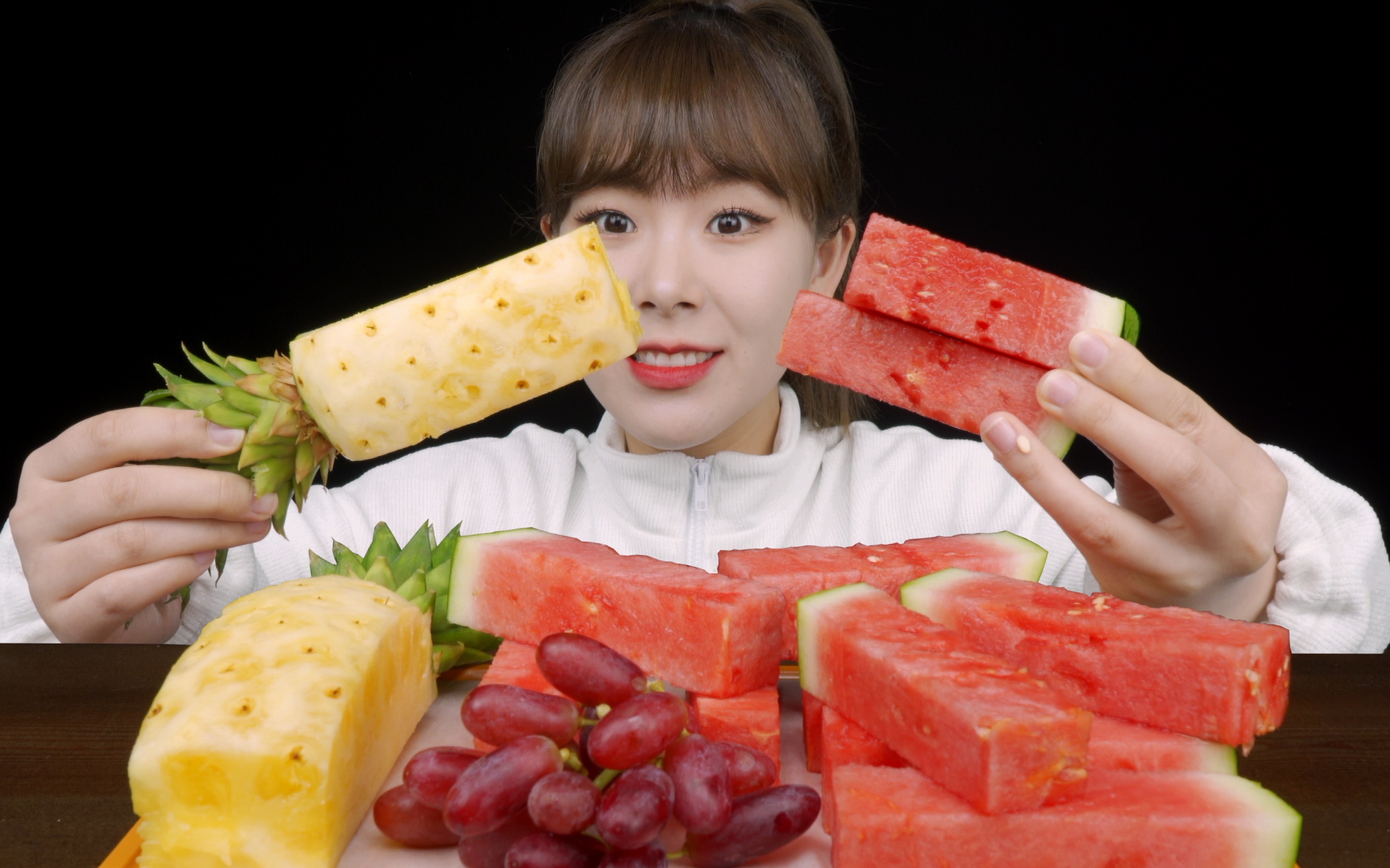 今天吃水果 西瓜 菠萝 提子