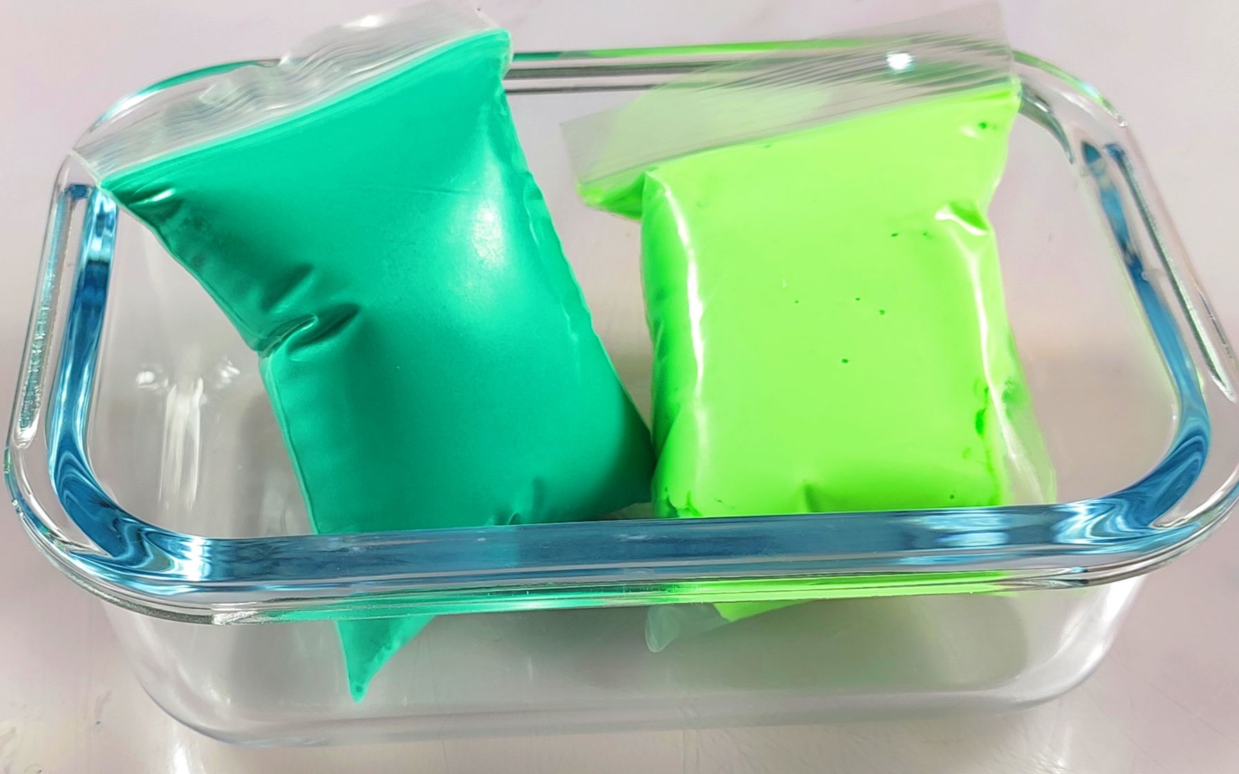 不用胶水用两包废弃的黏土就可以做成手感超好的肉肉泥