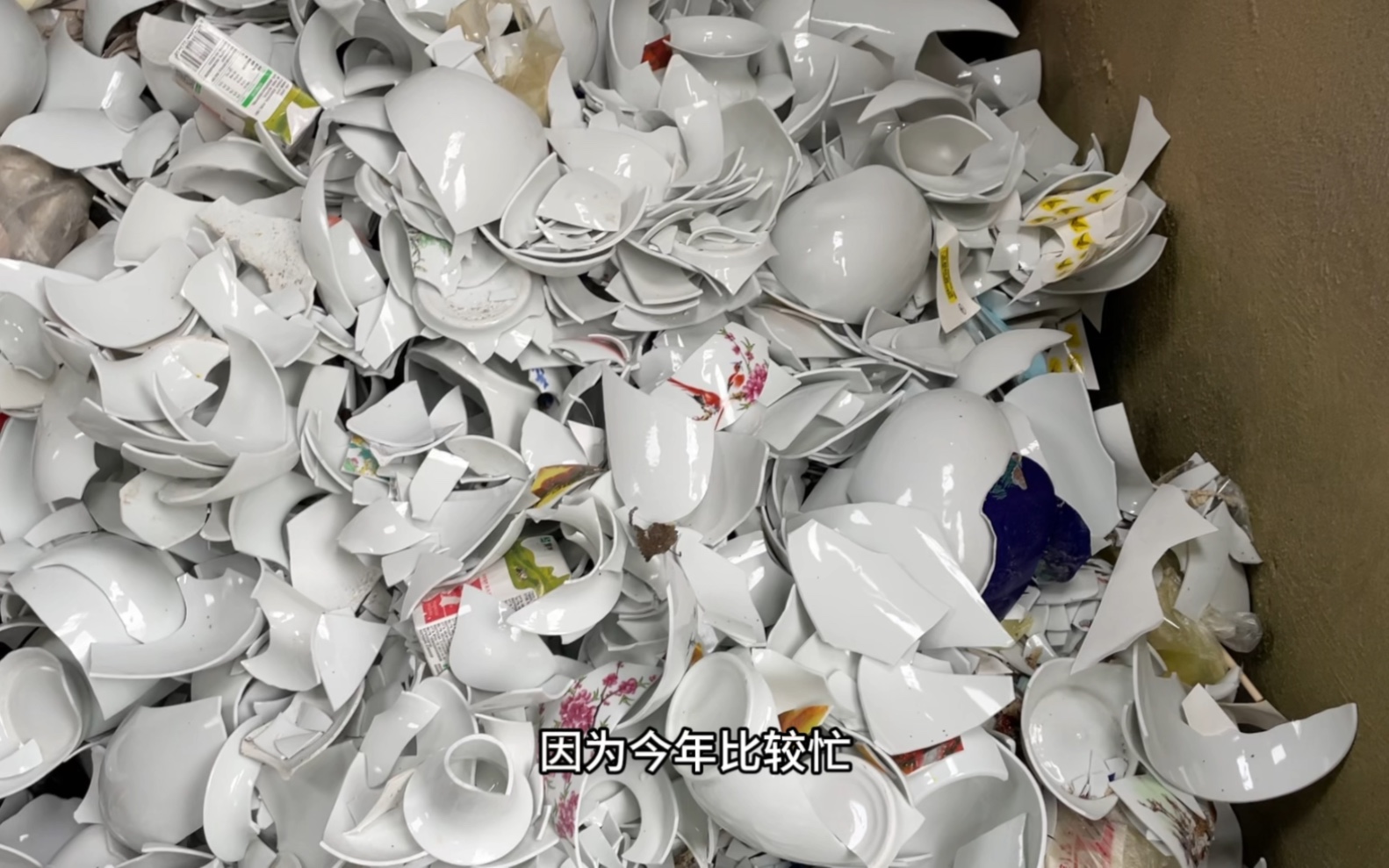 遇到一大堆的陶瓷花瓶垃圾,看到2个完好花瓶,结果空欢喜一场