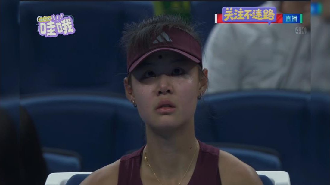 女单也出Drama并成首盘转折点！小孩姐泪洒赛场！因为高芙突然莫名其妙投诉广告牌闪屏 孙心然的得分球被迫重打 并在5-4领先下连丢三局输掉首盘！