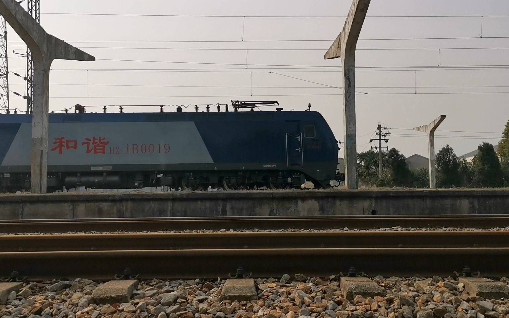 南局向段hxd1b-0019 过小池口站