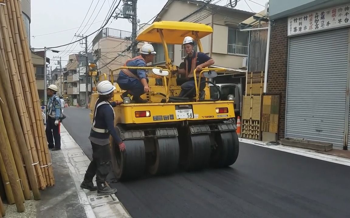 日本街道路面沥青摊铺作业