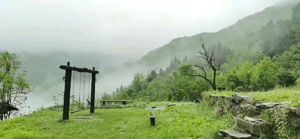 [图]轻轻回首间/雨雾复弥漫/带走我的思念/岁岁又年年/青山立两旁/白云为伴/拨动我的心弦/一遍又一遍#武当山居岁月