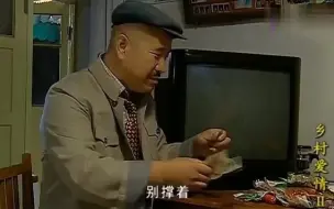 Download Video: 刘能都吃饱了，看见桌子上的零食，宁可撑坏了也不浪费，立马开吃