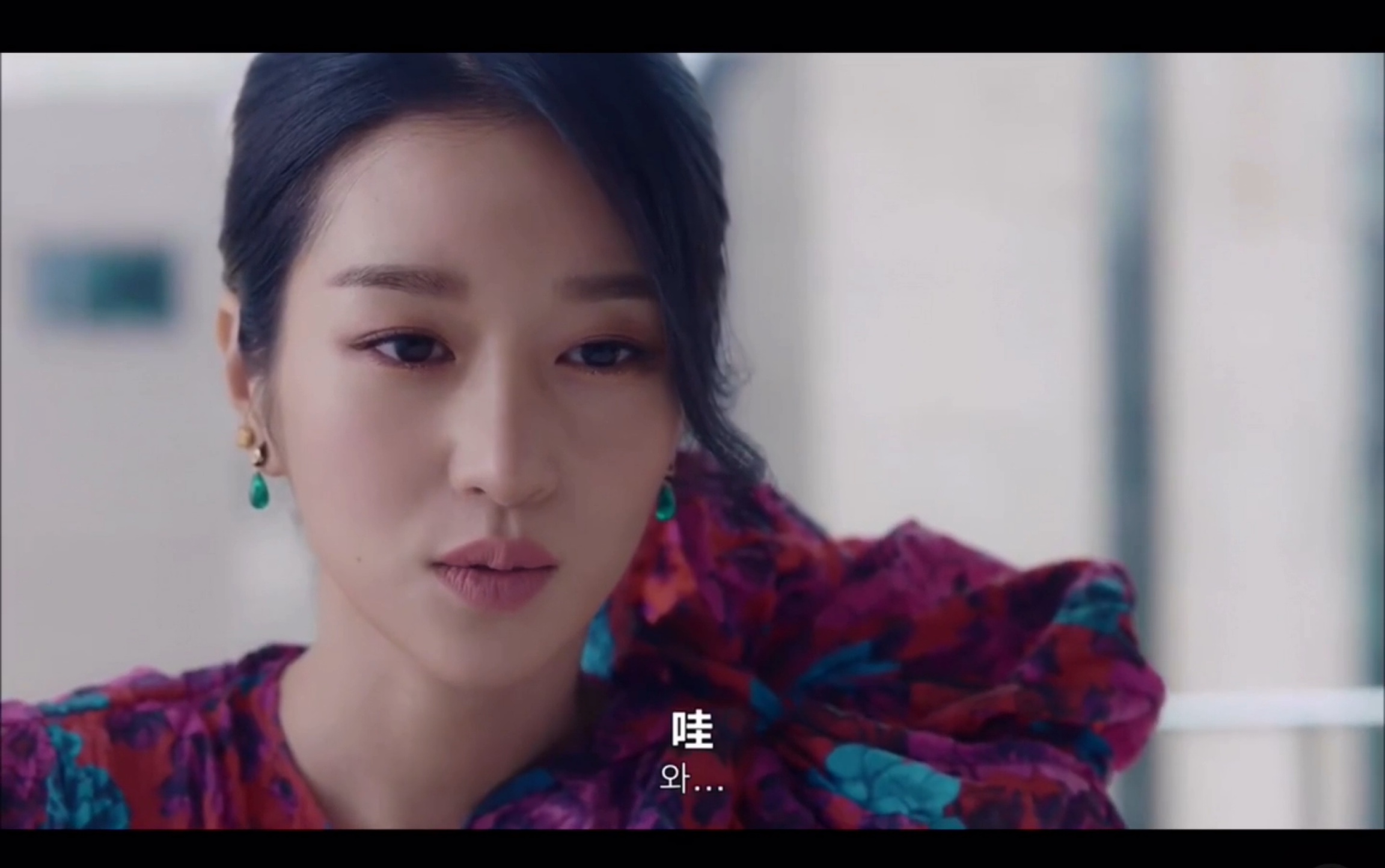 虽然是精神病但没关系这段女主是我们见到帅哥的样子了bgm也绝了两人