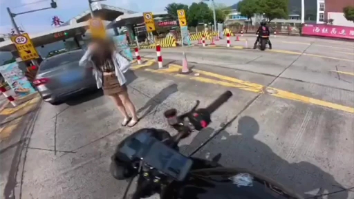 女司机在高速收费站倒车时撞上摩托车，下车后态度不错，骑士见摩托车只是损伤轻微就打算算了，结果收费员跑过来说摩托车禁止上高速，说女司机
