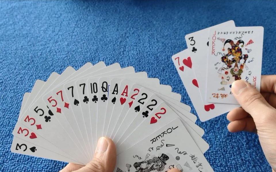 天赐神牌却握不住机会,一副好牌打的稀烂,小哥太衰了