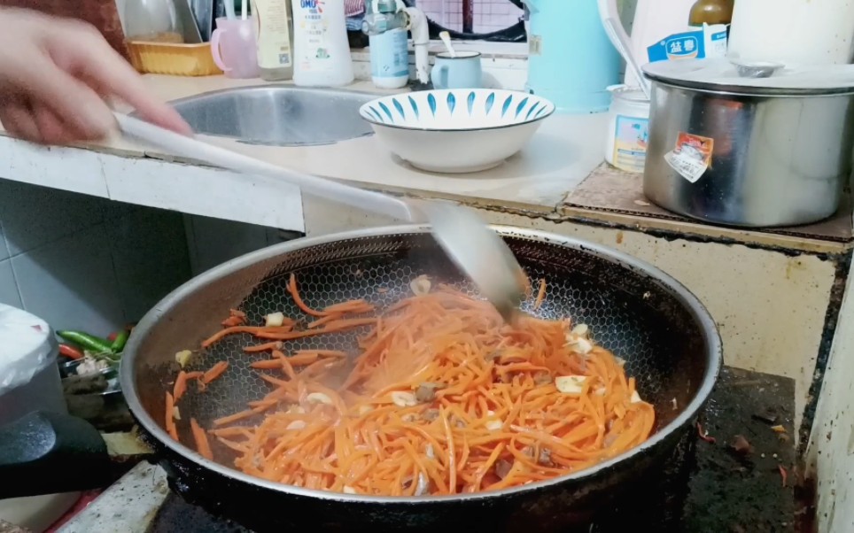 深圳龙华出租屋里的家常菜…牛肉炒红萝卜丝.哔哩哔哩bilibili