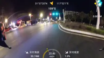 Descargar video: 公路车遇上放学的高中生们…………会发生什么！