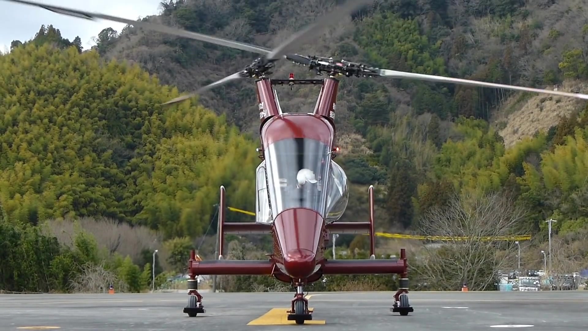 设计独特的双旋翼直升飞机不需要尾部螺旋桨照样能稳定飞行