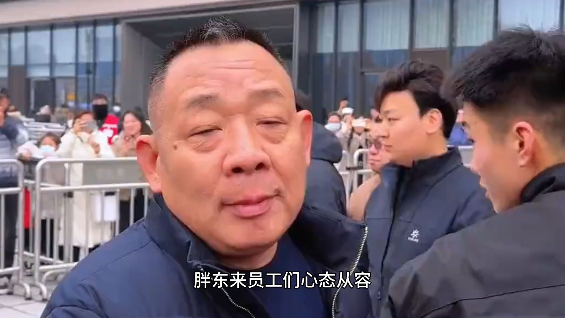 8.14团结！胖东来员工不担心失业！员工和周边摊贩激情声讨房东！