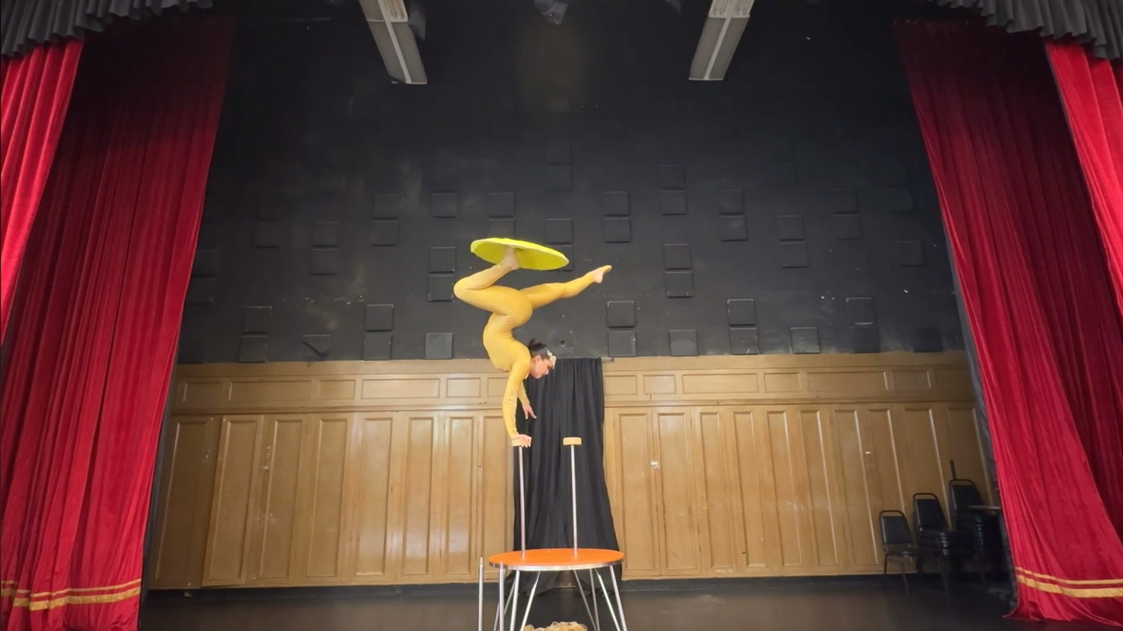 杂技倒立柔术转毯